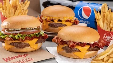Combo de dos hamburguesas con papas y Pepsi de Wendy’s El Salvador, foto archivada de 2022
