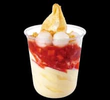 クラウンバニラハッピーストロベリーパフェ from Wendy's Japan