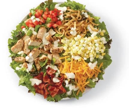 Cobb Salad con pollo, tocino, huevo y queso del menú de Wendy’s Puerto Rico
