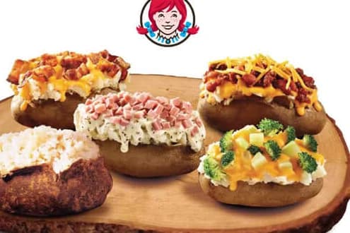 Papas asadas con queso, tocino, jamón y brócoli del menú de Wendy’s Puerto Rico