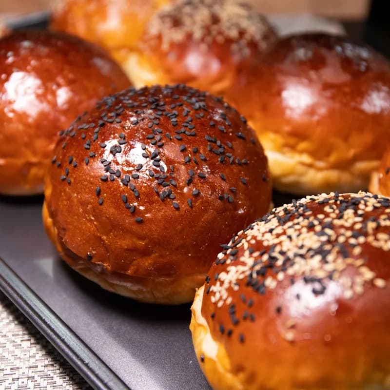 Sesame seed burger buns on a tray, showing why Wendy's burger buns are not gluten free